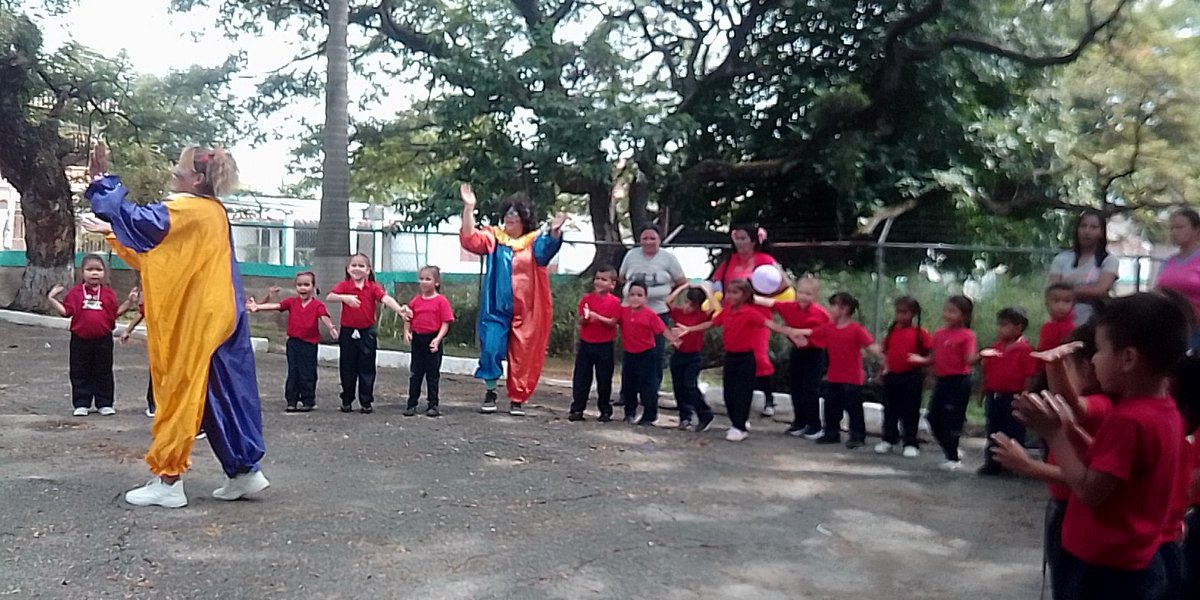 elsavilera1's tweet photo. @VTVcanal8 Nuestros alumnos compartiendo un rato agradable , en su última semana del periodo de adaptación  para fortalecer los lazos afectivos y sociales con el apoyo de UBCH. https://t.co/P9gokx92yJ
