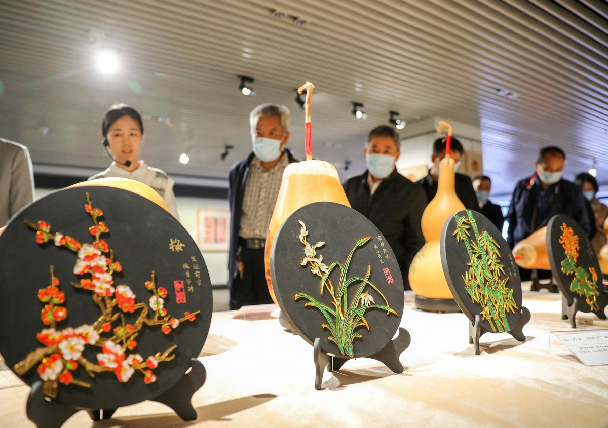 TouchShandong's tweet photo. An intangible #culturalheritage #exhibition themed on #incorruptibility was held recently in #Rizhao, Chinaβs #Shandong province to mark the upcoming 20th #CPC #nationalcongress. Over 170 works were exhibited of paper-cuts, shadow puppets, gourd pyrography and #sandpaintings. https://t.co/xJpbqaqBdr