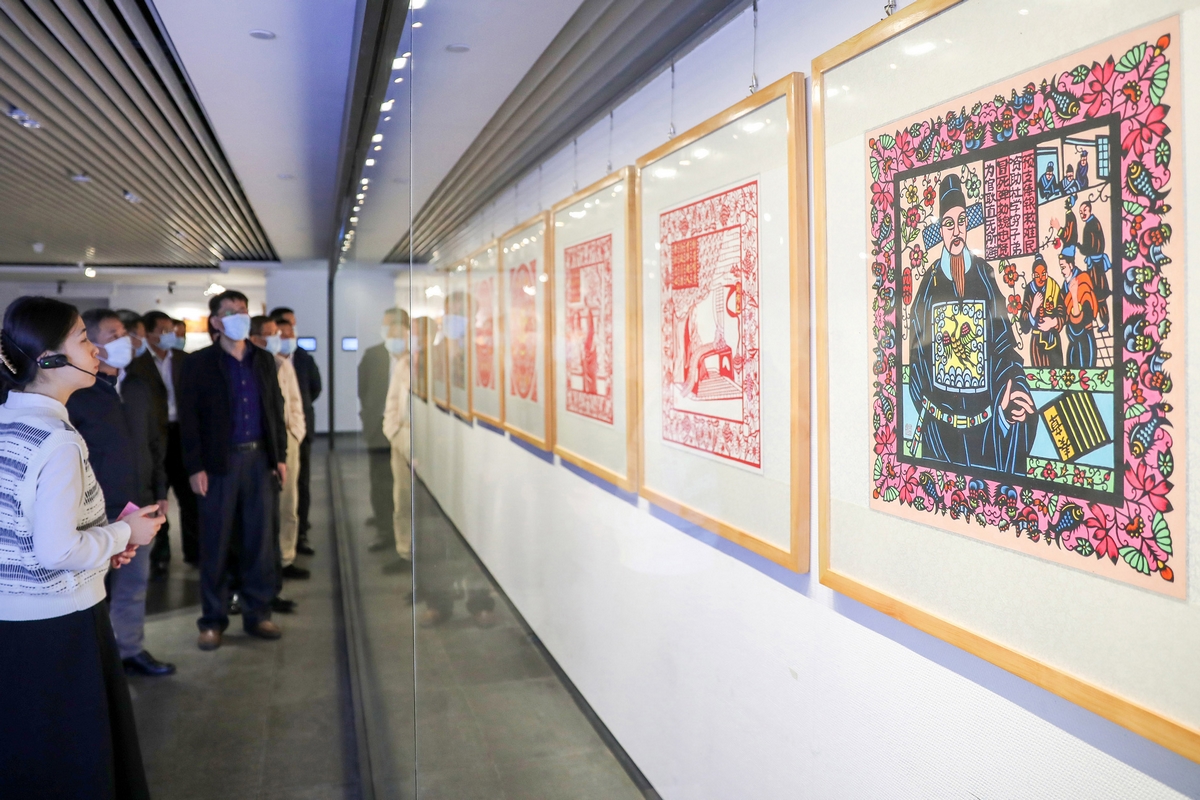 TouchShandong's tweet photo. An intangible #culturalheritage #exhibition themed on #incorruptibility was held recently in #Rizhao, Chinaβs #Shandong province to mark the upcoming 20th #CPC #nationalcongress. Over 170 works were exhibited of paper-cuts, shadow puppets, gourd pyrography and #sandpaintings. https://t.co/xJpbqaqBdr