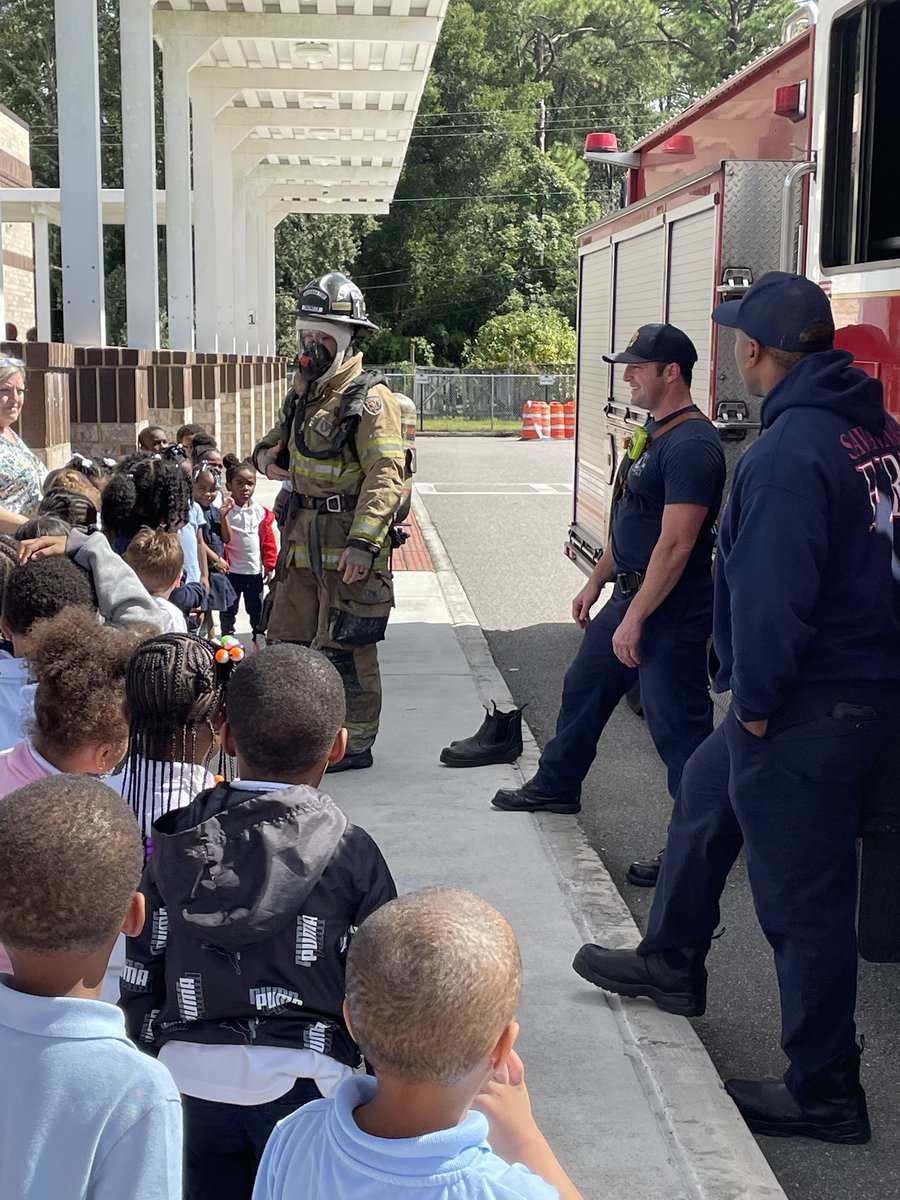 SPEDInstructPM's tweet photo. Ery teacher loves when the ๐๐งฏ๐ฅfiremen come to visit in my @gerrybrooksprin voice ๐๐ and so did our students. Our Scouts ๐ฆlearned how to safely escape a fire and how to prevent fires at home. #FirePreventionWeek2022 #getlowandgo @SOH_JLowES https://t.co/4bqlATPaCv