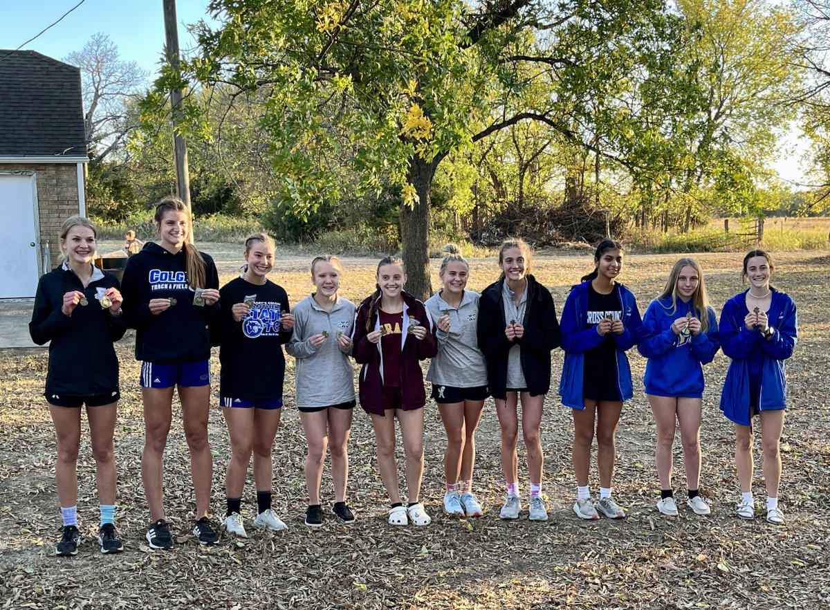 SMCXC's tweet photo. Results from today's CNC Championships:

Varsity Girls - 2nd Place 🥈
2. Lily Brown - 21:03 - All-CNC 🥈
3. Polona Kalan -  21:07 - All-CNC 🥉
8. Leyna Ortega - 22:52 - All-CNC 🏅
10. Gina Costalini - 23:16 - All-CNC 🏅
12. Merly Lara - 23:27 🏅
15. Mimi Fleming - 23:27 🏅 https://t.co/ZWEV12LkKh