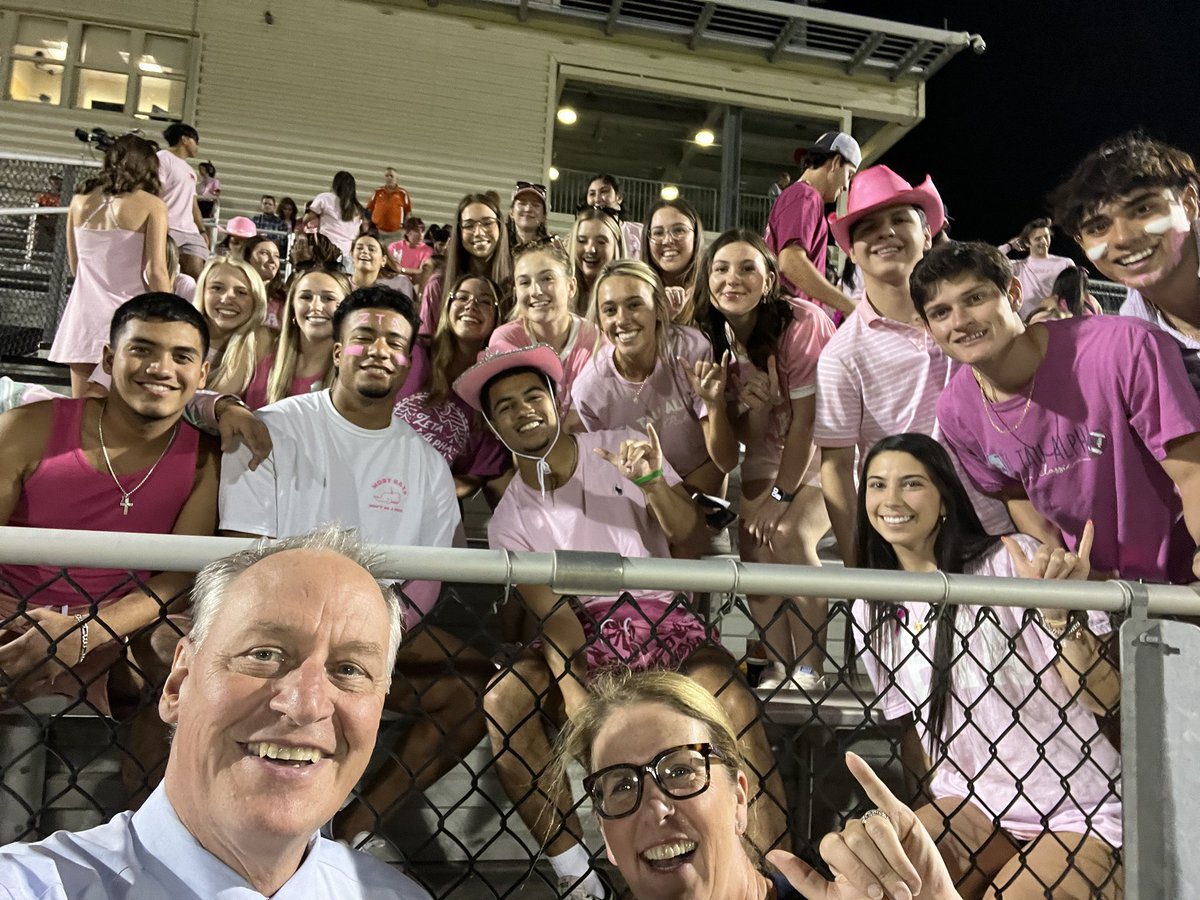 PresidentEighmy's tweet photo. Fun with fans at @UTSAWSOC! 3-0 at the half—Go ‘Runners! #BirdsUp🤙🏻 https://t.co/Peq4YEfQLO