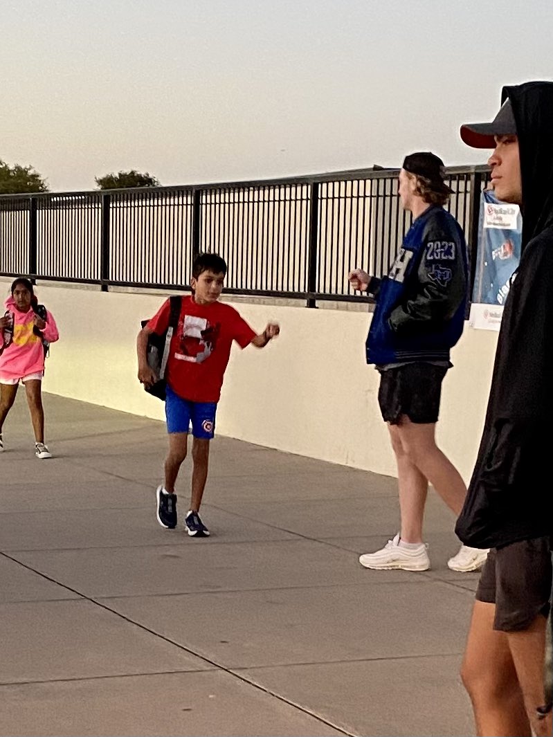 CastleHillsES's tweet photo. Thank you @Hebron_HS football players for helping to open car doors this morning. Our Dragons loved seeing you! https://t.co/PVscrZhAyI