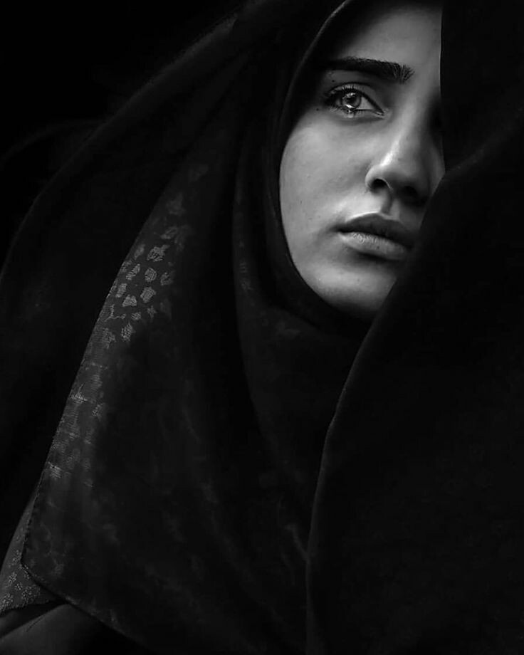 fabiola_pramono's tweet image. Kita terjatuh oleh luka lebam di masa lalu, membawa sisa sakitnya ke hari ini, lalu menimbulkan khawatir berlebihan akan sesuatu di masa depan. Lupa bahwa yang lalu-lalu seharusnya hanya perlu dijadikan sebagai pelajaran, bukan malah dipupuk menjadi buah-buah kesedihan.