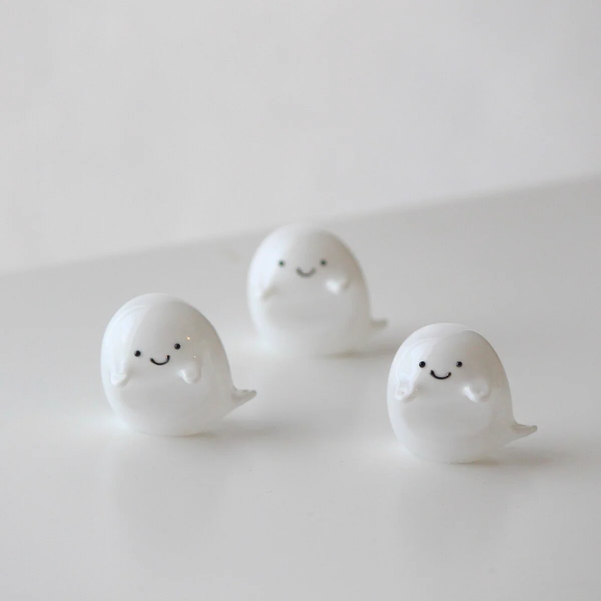 立てても寝かせてもいい！表情が可愛すぎる「おばけ箸置き」。