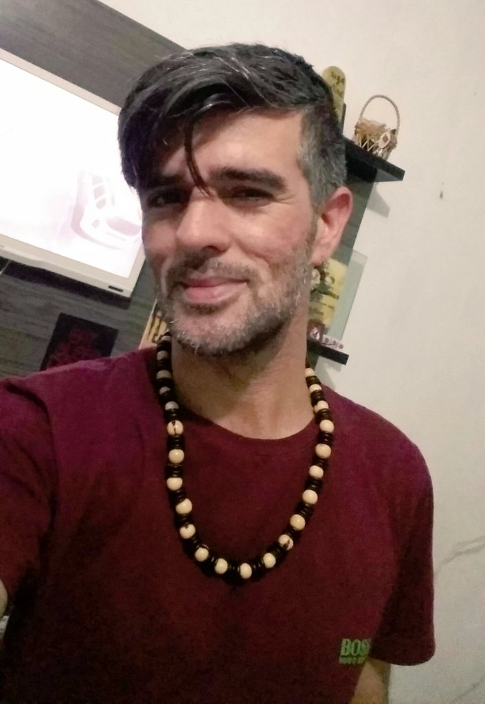 Quando toca <a href="/GalCosta/">Gal Costa</a> na rádio fico querendo gritar de tanta paixão nessa voz. Não sei se choro ou dou risada de tão lindo. #SaudadeFm #SextaLiberdadeNoSdv 🙏😚