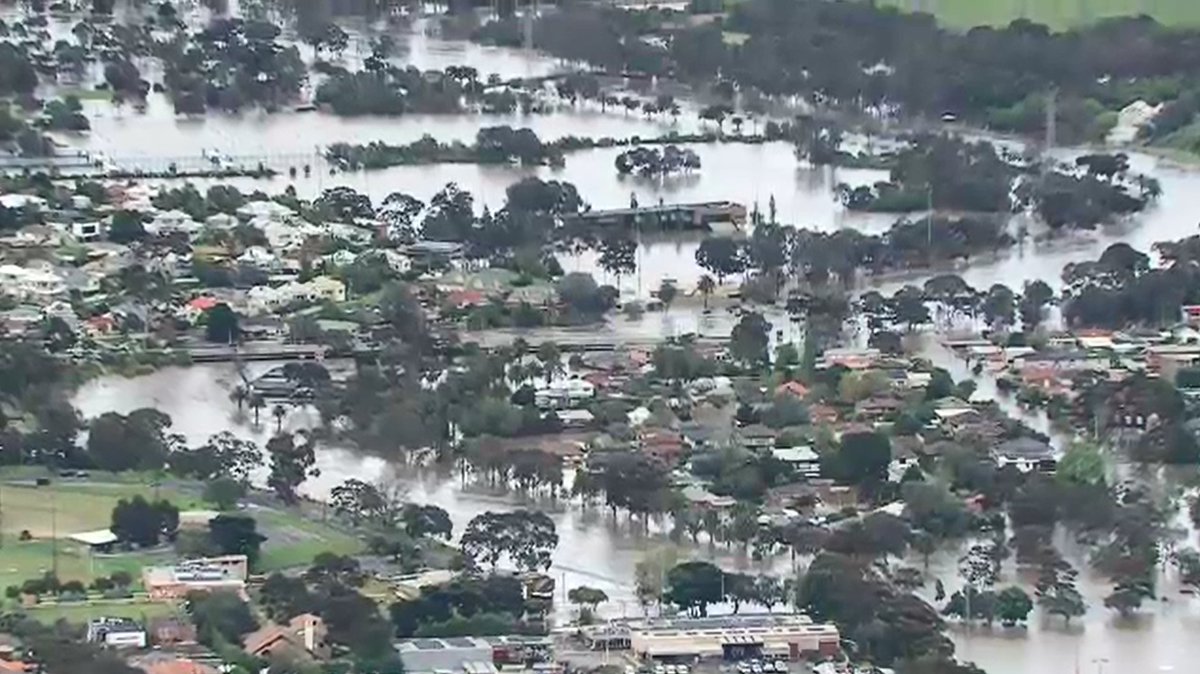 View of flooded #Maribyrnong from above <a href="/9NewsMelb/">9News Melbourne</a> <a href="/9NewsAUS/">9News Australia</a> #vicfloods #melbourneweather