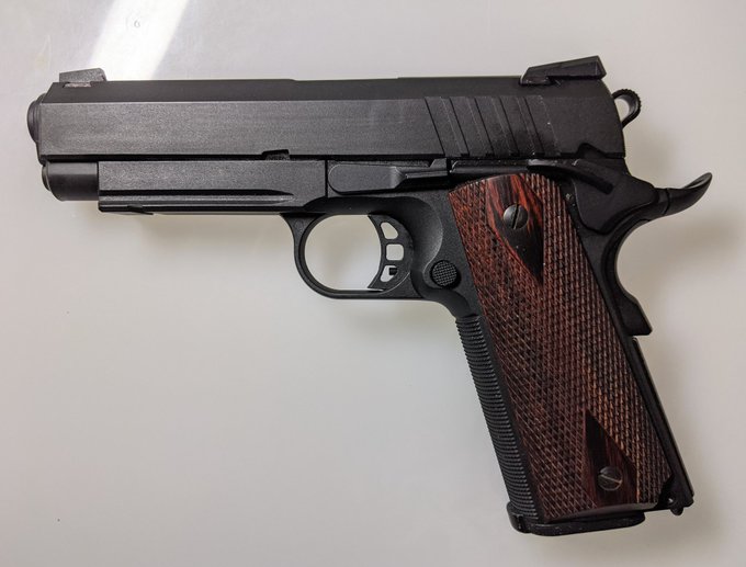 この前購入したBATON製SILENT HAWK のバレルをカットした。
これでサプレッサーを付けるためのネジ切りバレルのカット、サプ付ける事前提の高い位置のフロントとリアサイトの変更、マグウェルの排除、とこの銃の特徴を全て除去したカスタムになってしまった…けど最初からこうする予定だったので満足☺️ 