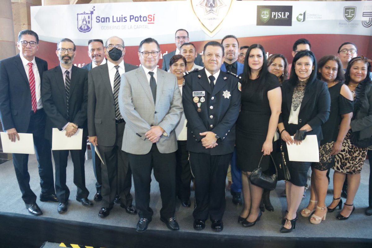 SSPCSLP's tweet photo. 👩🏻‍🎓👨🏻‍🎓Graduación del Diplomado de Métodos Alternativos de Solución de Conflictos y Mediación Policial

✔️⚖️Con esta capacitación, personal de Justicia Cívica, Trabajo Social y DIF Municipal están preparados para la implementación del Modelo Nacional de Policía y Justicia Cívica https://t.co/K9k9NXtqVR