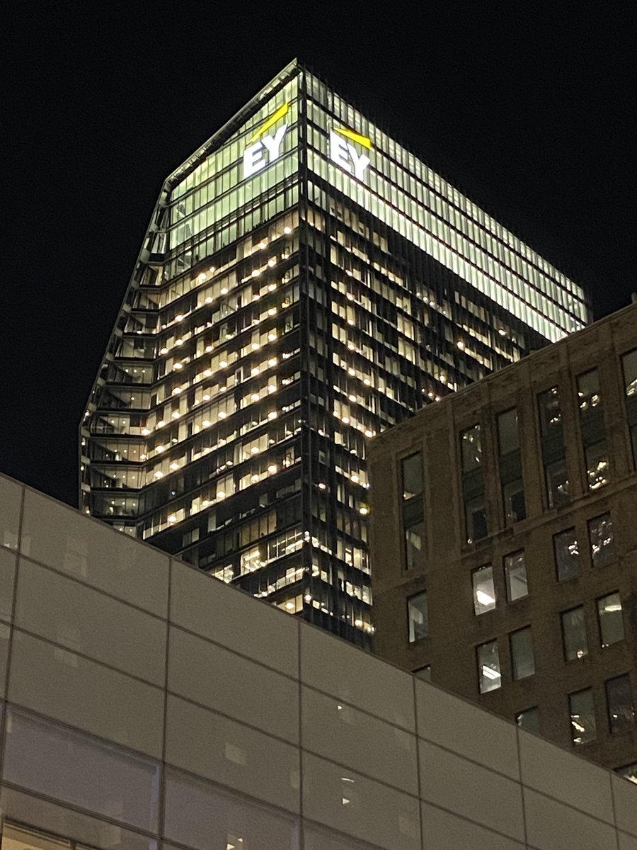 JenKayLU's tweet image. So ironic that I look up to this while listening to “The Room Where It Happens” from Hamilton walking in Toronto.