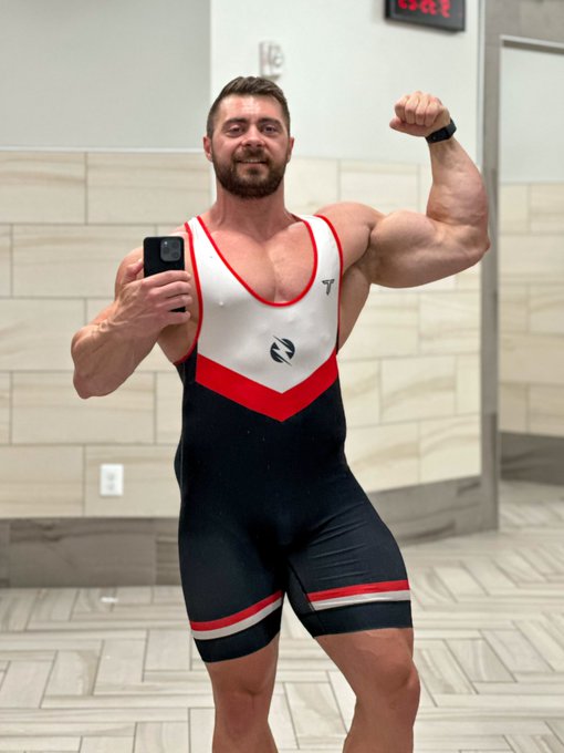 Leg day sometimes calls for singlets https://t.co/HRVME7Q6Ot<a href="/tag/dirtymirror"class="tags"><span>#dirtymirror</span></a>