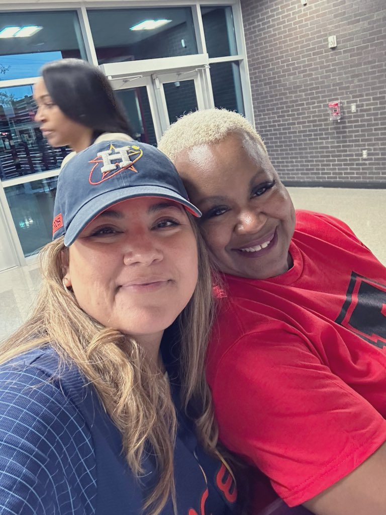 Shellyv_htx's tweet photo. Attended @FurrHS senior night and was able to see my former WRS @FurrWraparound wrapping around the community connecting students and families to resources and opportunities. Keep shining!✨✨✨ #wewrap #sparkleandshine #twodownonetogo
#classof2023 #seniormom https://t.co/pgkbve2xgO
