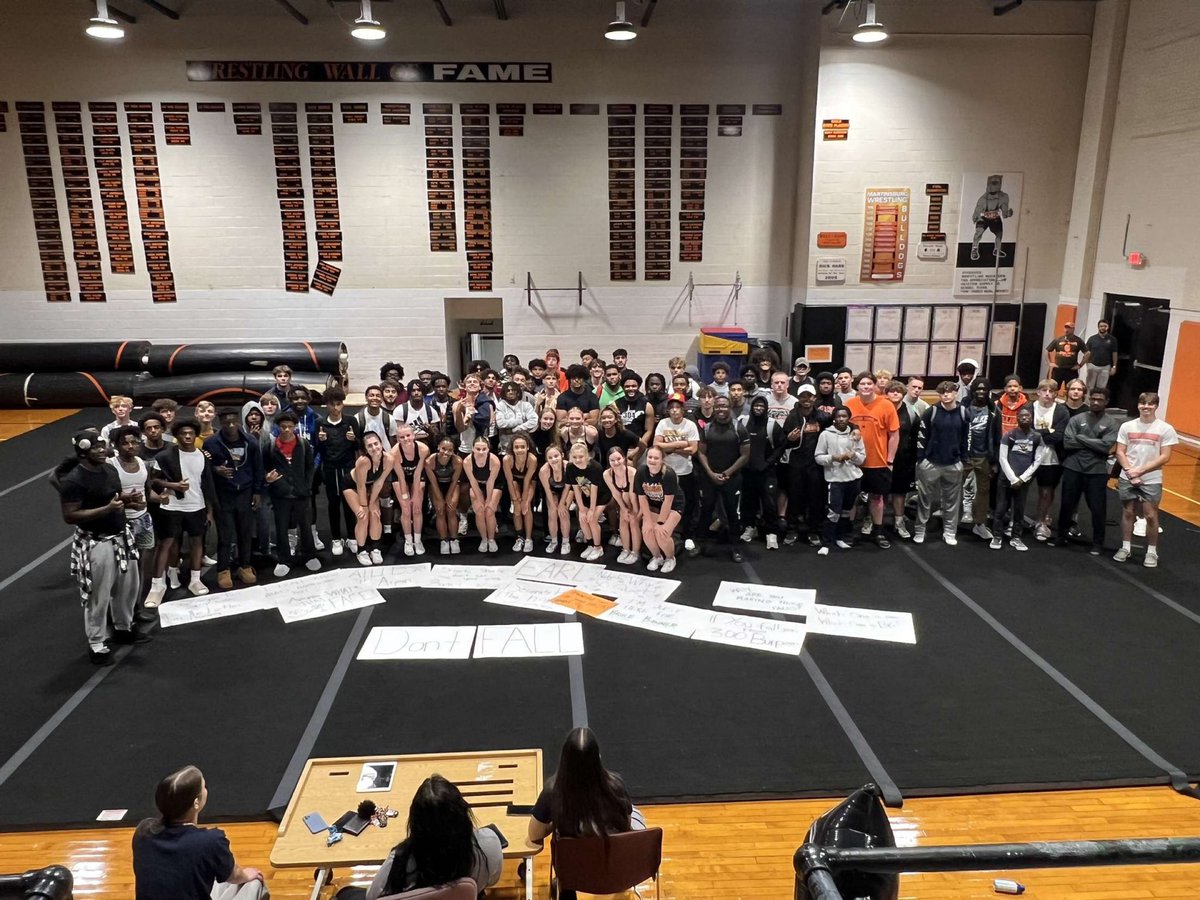_MHSCheer's tweet photo. Thank you @MburgFootball for coming to our practice and cheering us on as we prepare for competition! 🧡🐾 
@MHS_Athletics_ https://t.co/SnGiAG3uvB