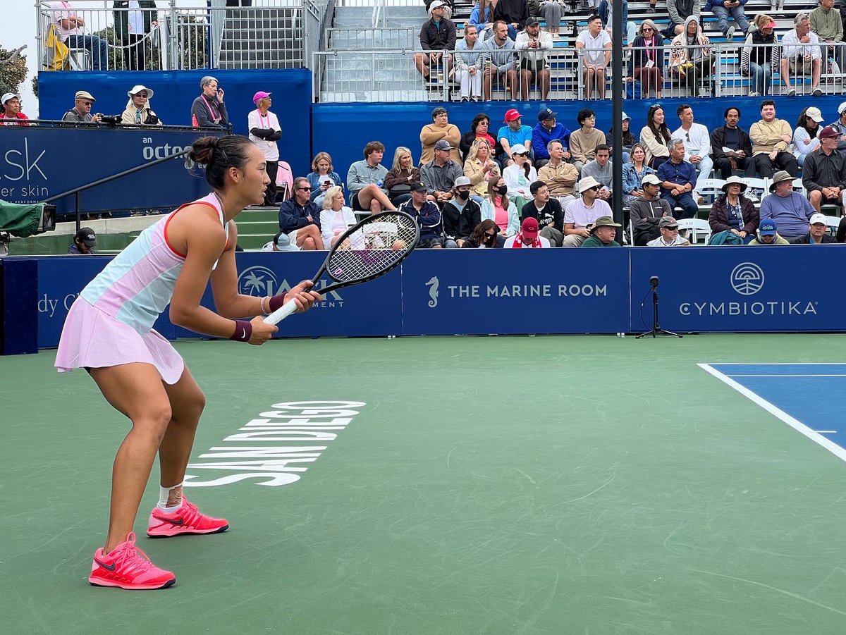 couplesdoubles's tweet photo. Amazing tennis after a rainy start ☔️ at the San Diego Open today. Iga Swiatek defeated Qinwen Zheng, and Coco Gauff pulled through for a hard-won victory over Bianca Andreescu. #tennis @WTA #couplesdoubles https://t.co/VyUw38wIS5