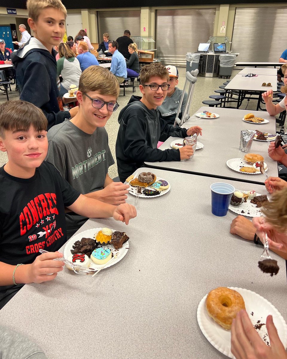 CG__XC's tweet photo. The only way to end a season is with a sweet treat banquet. What a great season! #iamspeed https://t.co/9job1eIDGu