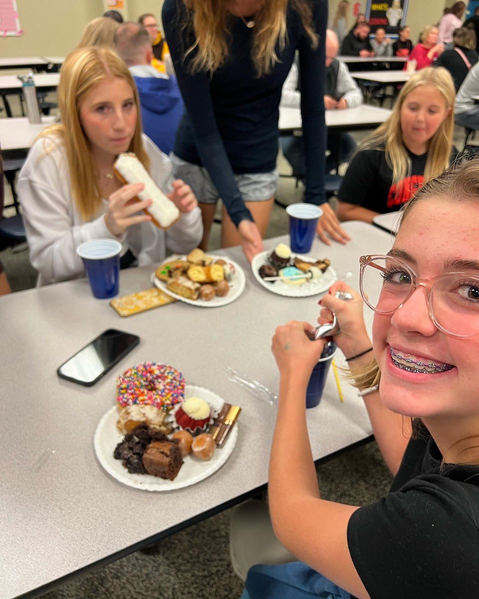 CG__XC's tweet photo. The only way to end a season is with a sweet treat banquet. What a great season! #iamspeed https://t.co/9job1eIDGu