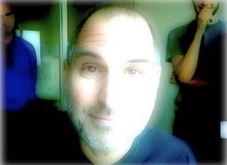 Mvwolk's tweet image. 포토부스 새 필터 테스트하는 17년 전의 스티브잡스
나랑 별반 다를게없음