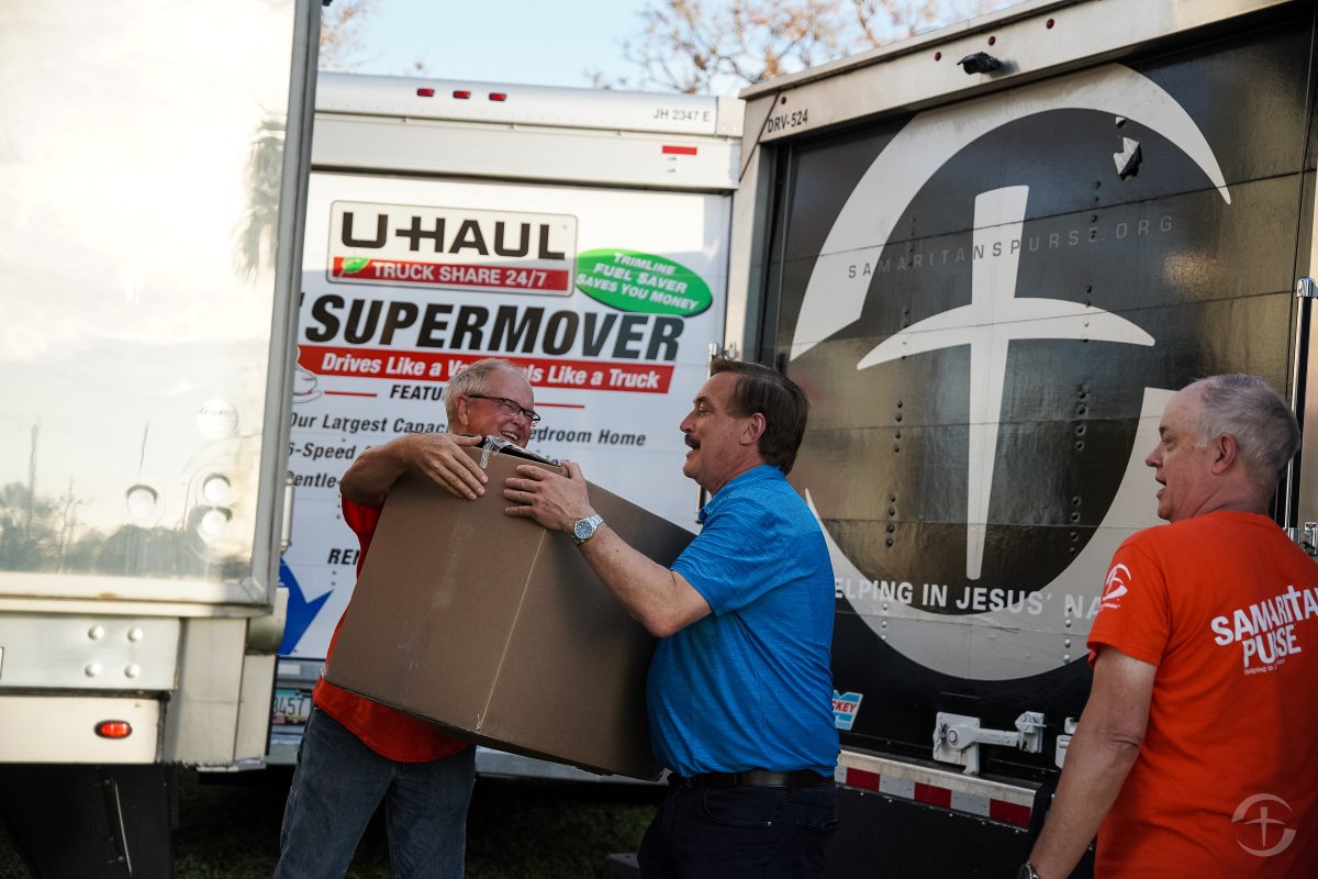 Franklin_Graham's tweet photo. I appreciate Mike Lindell going to Fort Myers, FL, today to deliver 9,000+ MyPillows &amp; 2,000 of his blankets for victims of #Ian. These will mean so much to people who have lost everything. He even brought children’s pillows that have a Bible story picture. @SamaritansPurse https://t.co/GBcLI2ov5z