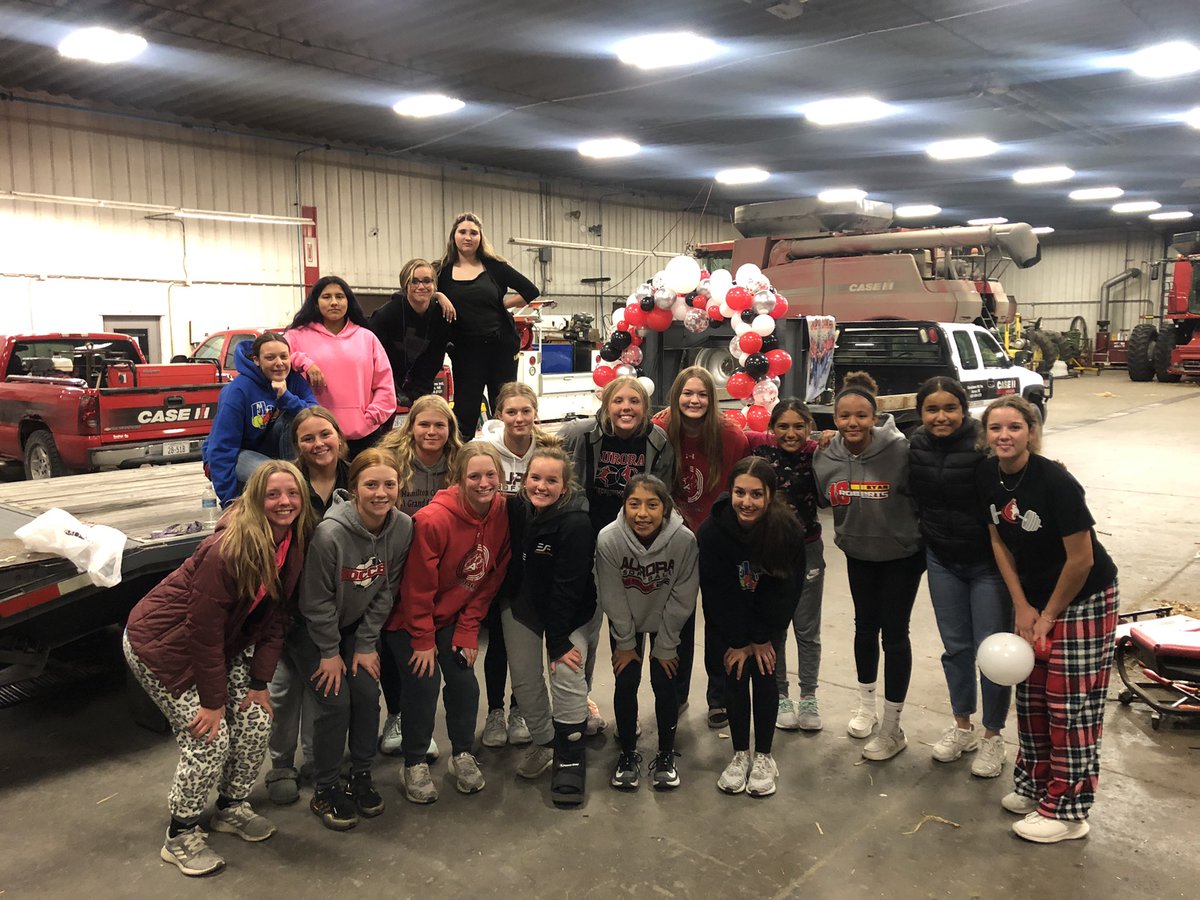SoftballHusky's tweet photo. Love any excuse to get together with this group. Prepping the float! #homecoming2022 https://t.co/S3ApPeOTxS