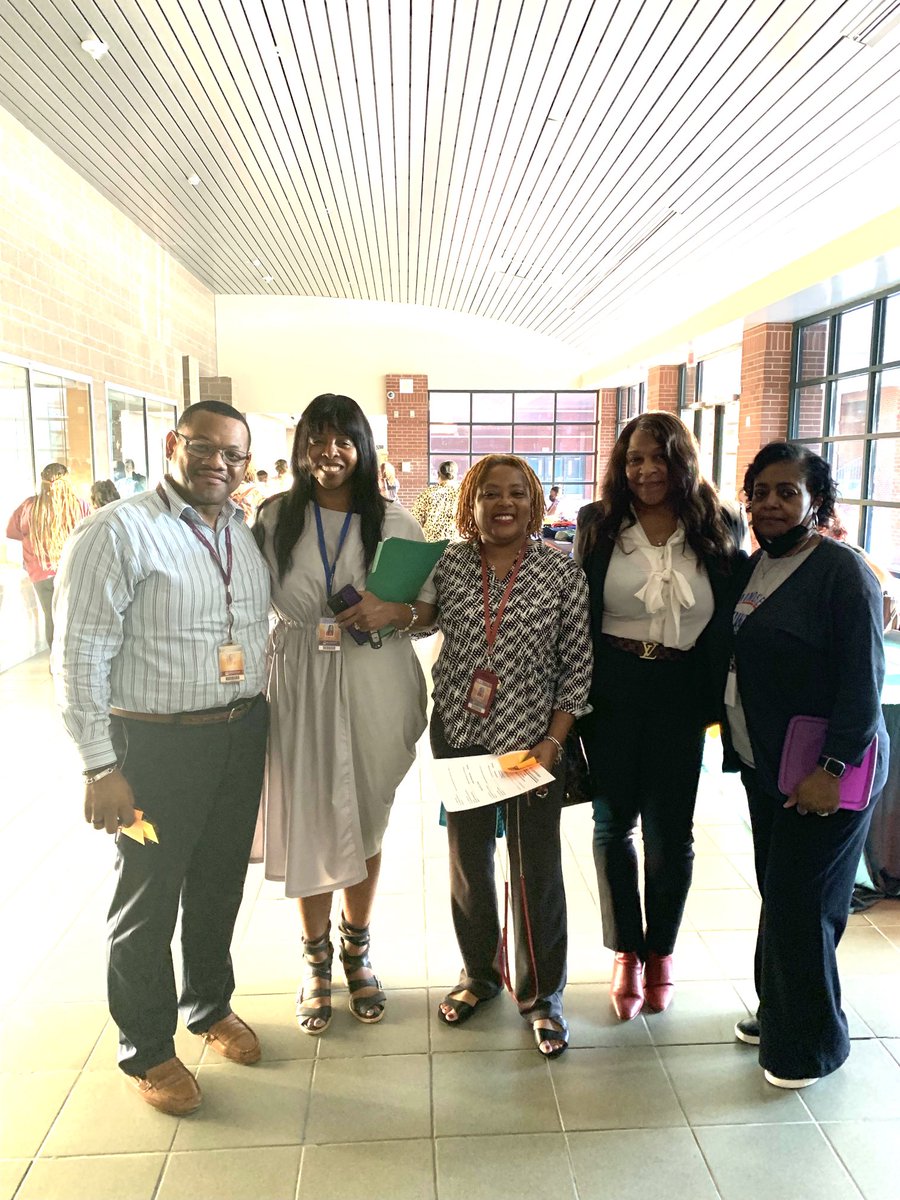 There is no I in team. #OneTeam #TeamOne! The Edward E. Taylor family wants the best for its students and parents. Thank you to Mrs. Hawkins, our family engagement specialist, and the Eau Claire Cluster for providing wonderful parent workshops for us! ⁦@RichlandOne⁩