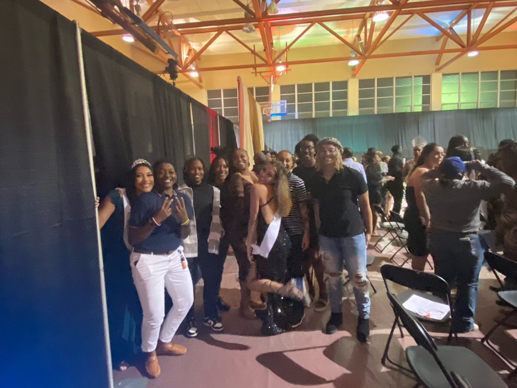 jcubulldogs's tweet photo. Jarvis WBB was represented well at the Jarvis Coronation tonight!

🔵 Miss Jarvis - Alexis Hordge
🟡 Miss Social Work - Samantha    Stallworth
🔵 Miss Basketball- Kayla Davis https://t.co/YIKxmbN8rx
