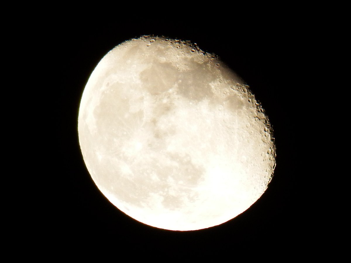 miimimitiko's tweet photo. 10月13日秋の澄んだ夜空に浮かぶ月がきれいだったのでパチリ。アメリカはアルテミス計画で2，3年後には有人月面着陸し、2020年代後半には月面基地をつくるという。月開発を巡る争いが心配されている。そっとしておいてほしいとも思う。 https://t.co/eWSgeZVKdk