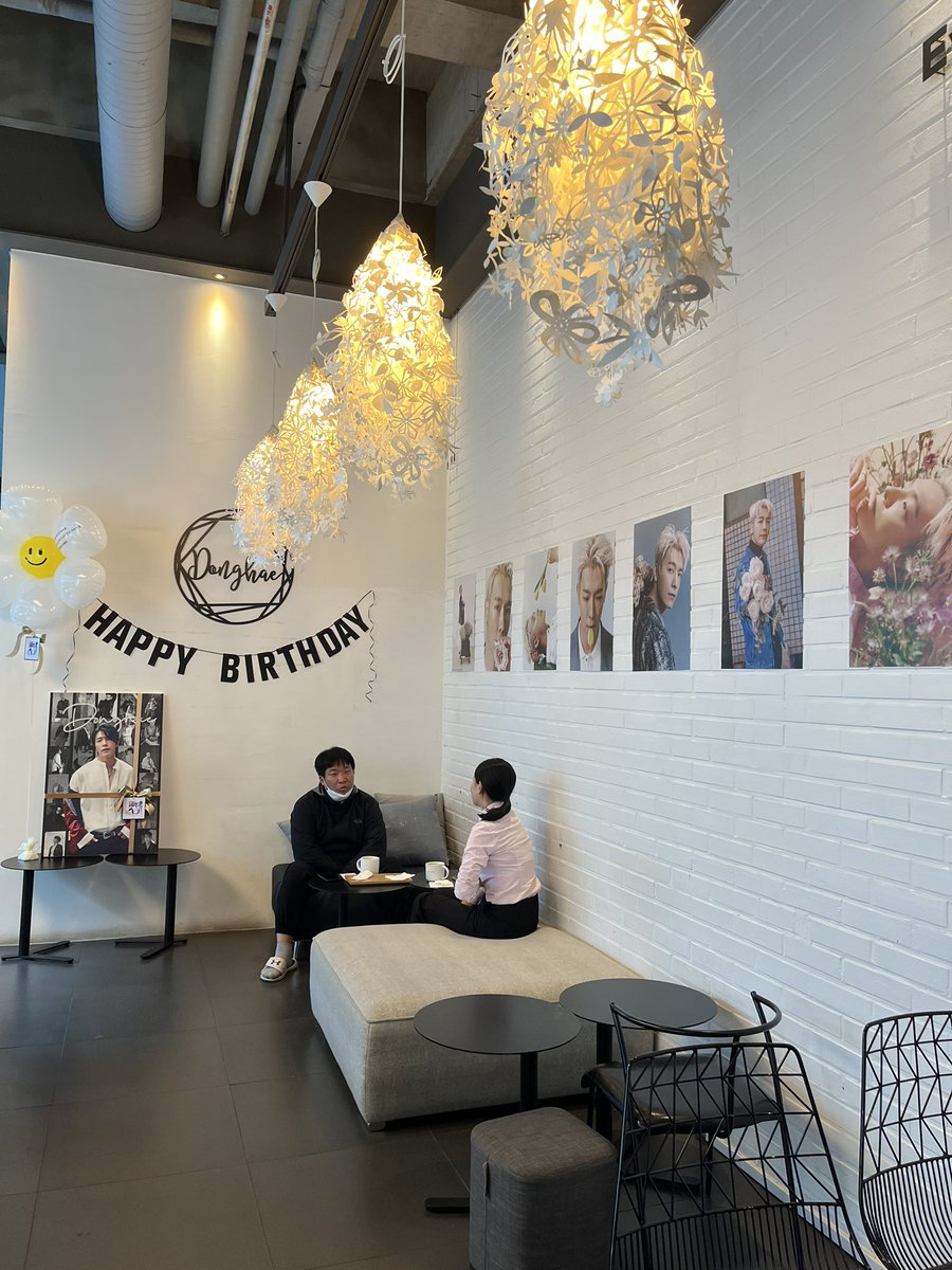 cdngirl831's tweet photo. I came late last year due to classes and everything was gone.  Not making the same mistake this year so I came a day early this time 😜. #HappyDonghaeDay!  💙 https://t.co/cPgEHcrJ5n