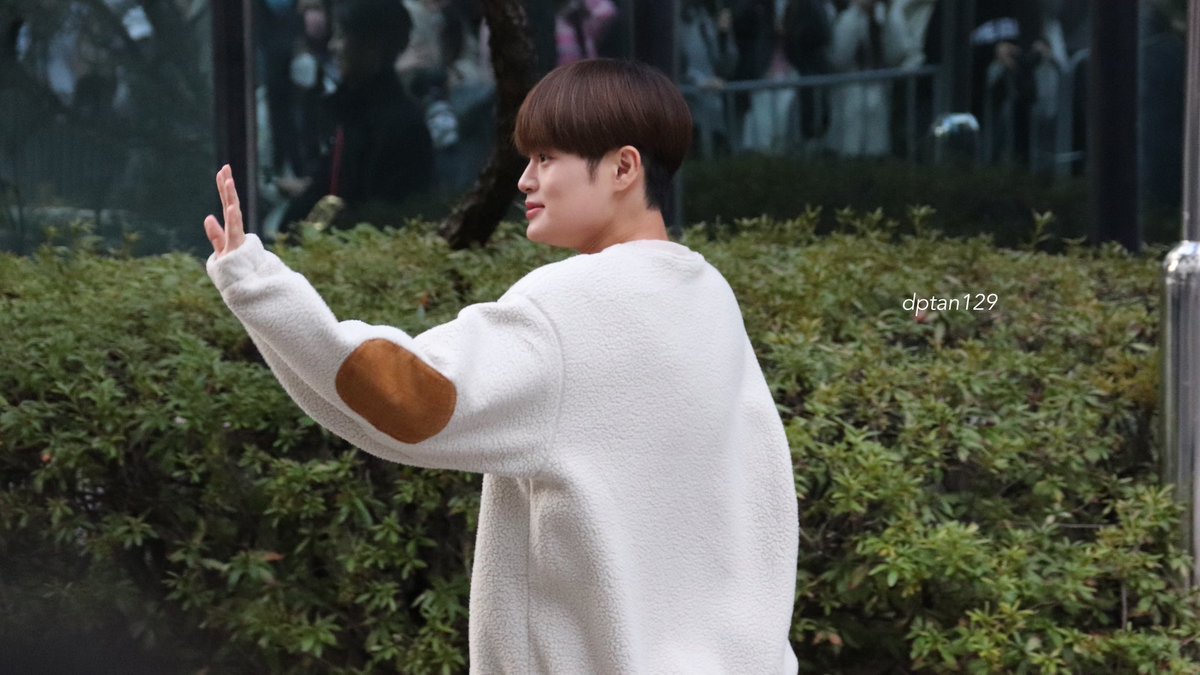 dptan129's tweet photo. 221014 뮤직방크 출근

 #이대휘  #LEEDAEHWI 
#AB6IX   #에이비식스 https://t.co/4dbednvopY