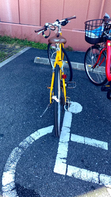 自転車のタイヤにゴミ貼られてると思って近づいて見たらキュン 