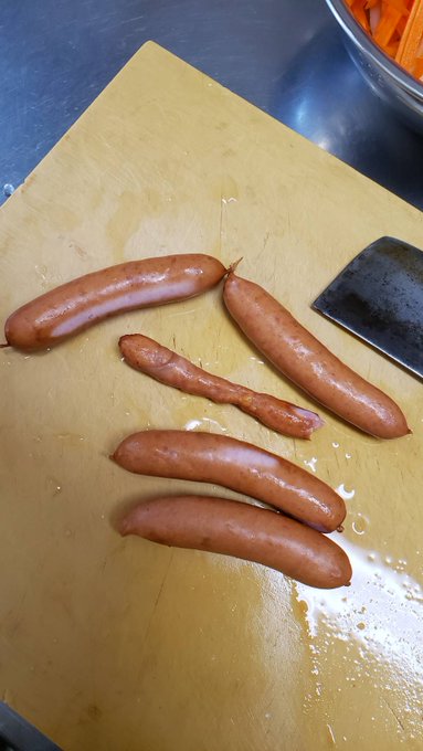 ちょっと待ってwww
なんかヤバい形のウィンナー出てきた🙄
これ食べれるの…🤔 