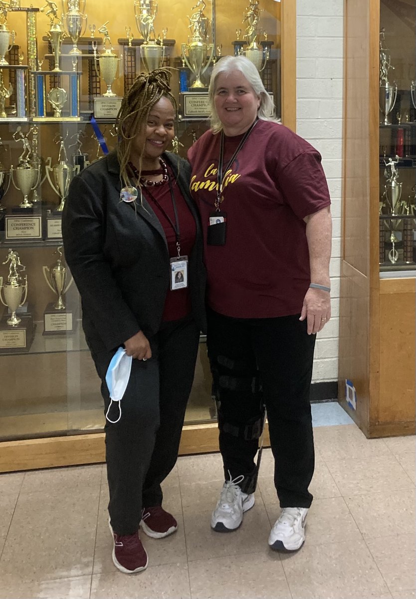Shout out to my partner in AP leadership! Tracey Lockhart, thank you for being such a great human! Today we're twinning our <a href="/FPGBilingue/">FPG Bilingüe</a> colors, representing one of our feeder schools. If you have to work, THIS is the place to be!
@MsL_AP 
<a href="/CulbrethCougars/">Culbreth Middle School</a> 
#cougarprideAMPLIFIED