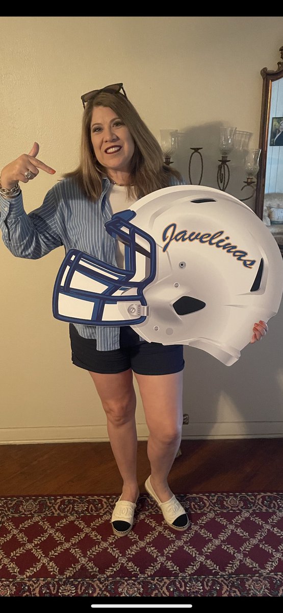 m_salazarzamora's tweet image. It’s been over 37 years since I’ve been a part of a Main Street parade in @KingsvilleCOC. Loved being in the @JavelinaNation homecoming parade tonight preparing for the homecoming weekend festivities. #Jalisco #GoJavelinas