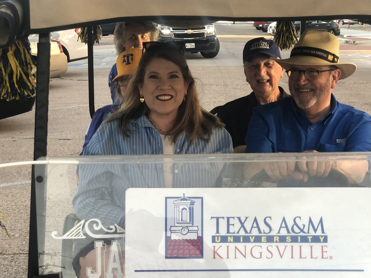 m_salazarzamora's tweet image. It’s been over 37 years since I’ve been a part of a Main Street parade in @KingsvilleCOC. Loved being in the @JavelinaNation homecoming parade tonight preparing for the homecoming weekend festivities. #Jalisco #GoJavelinas