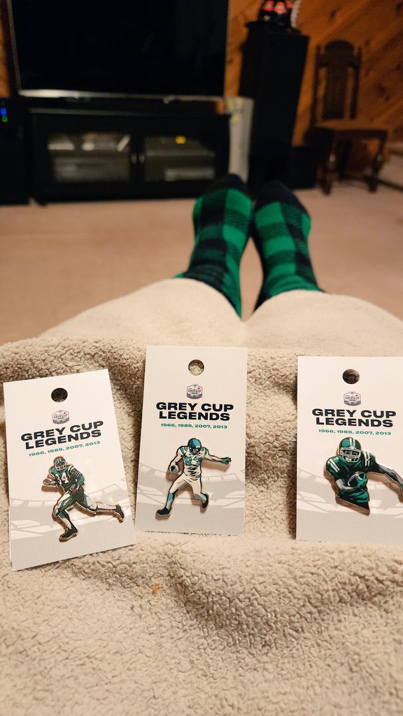 LADIDA83's tweet photo. Not only did I pick up some pins tonight I also grabbed these comfy socks!
@sskroughriders #RiderStore
#GreyCupLegends
#GeorgeReed @andyfantuz 
@WestonDressler7 https://t.co/MRtm4mUMr8