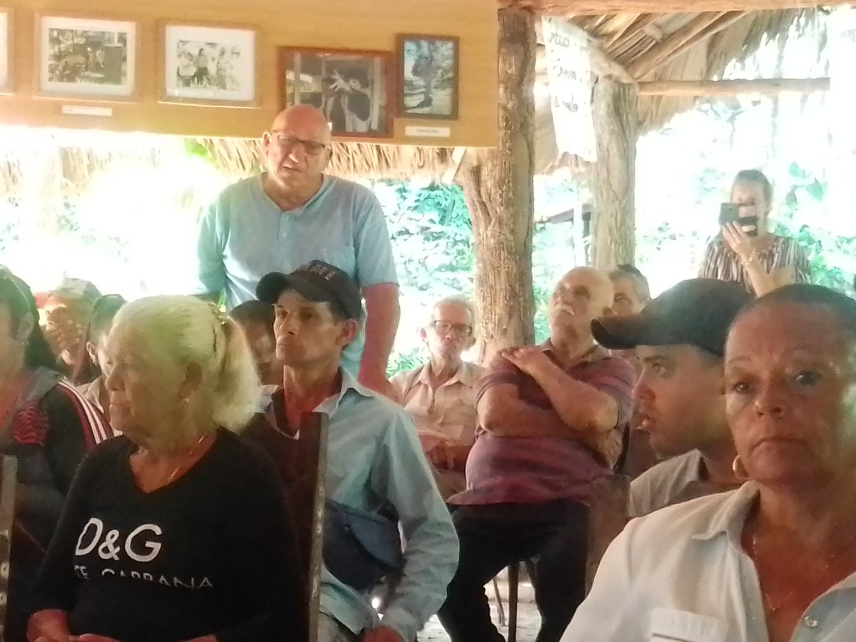 José Oriol González interviene como asociado de la CCS Onolio Navarro en su Asamblea de Balance, ratificación o renovación de mandatos de su Junta Directiva. Allí aseguró que el papel de los campesinos seguirá siendo decisivo para consolidar el Socialismo.
#Cubaporlapaz