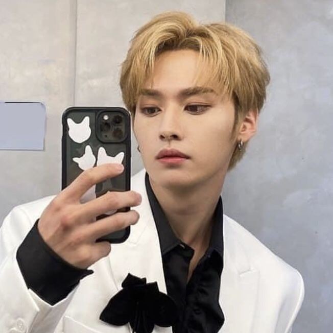 Wolaaa, soy Seth y son nuevo aquí, me gustaría conseguir amigos y de más, me gusta mucho el baile y la comida, tmb te doy mimos uwuwuwu.