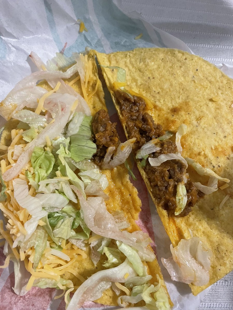 KaptnKrit's tweet photo. @tacobell @tacobellcare what is this? https://t.co/LrEP6bGl9W