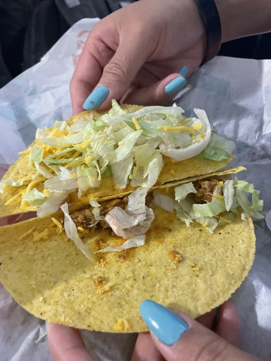 KaptnKrit's tweet photo. @tacobell @tacobellcare what is this? https://t.co/LrEP6bGl9W