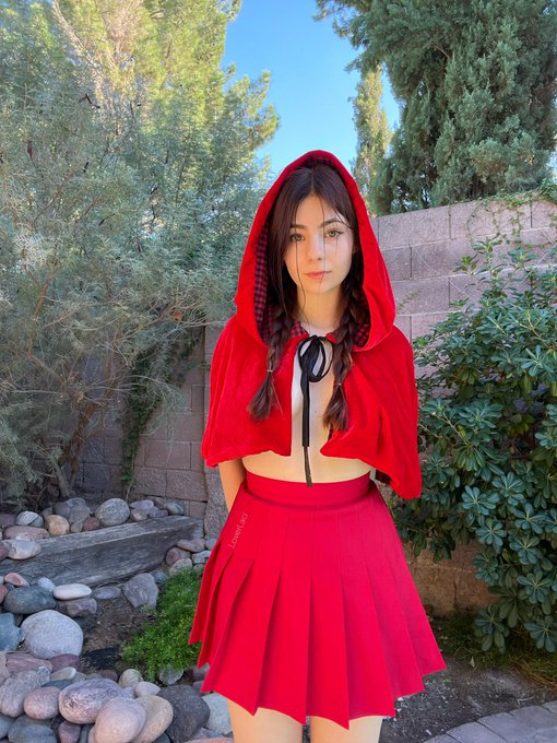 lil&rsquo; red riding hood 🥰 https://t.co/2BIYol6x3Z