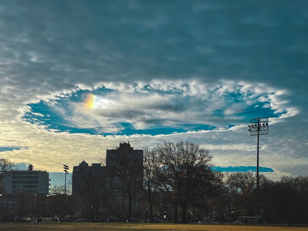 shotbydse's tweet photo. @clicks1222 UFO cloud over Brooklyn https://t.co/DIu5ORzNgK