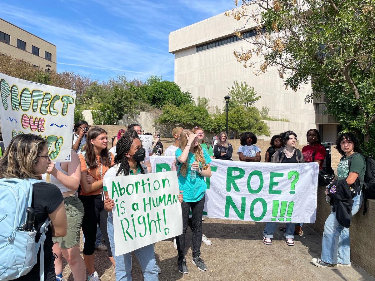 TXSTYDSA's tweet photo. TEXAS STATE SHOWED UP FOR ABORTION RIGHTS! Thank you so much to all of our wonderful friends and comrades who walked out in support of abortion rights and reproductive justice today! We must continue to disrupt the status quo to protect abortion rights. https://t.co/1b53KtBtfo