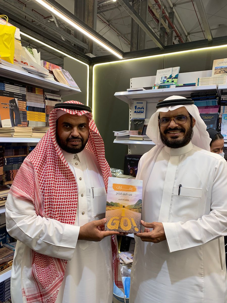 من زيارة المؤلف : هاشم الحاتمي لـ جناح دار #تكوين 📕😍
في #معرض_الرياض_الدولي_للكتاب 📚

نسعد بزيارتكم لنا في الجناح رقم : H139 🔹