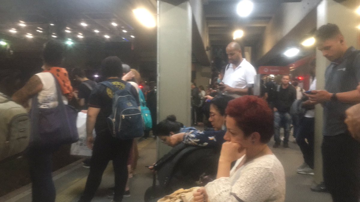 RodrigoTV2017's tweet photo. Trem linha 8 Diamante Totalmete parado.

32 minutos aguardando. #CPTM Ajuda nós aeh. https://t.co/iXDMA3LSBN