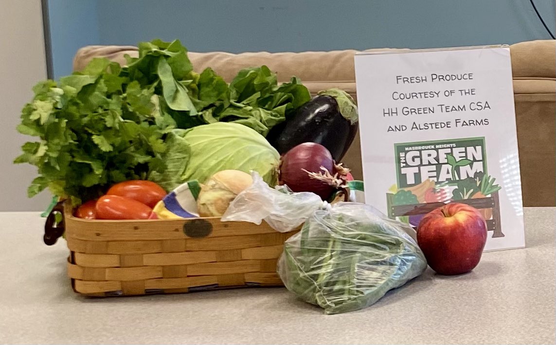 HHGreenTeam's tweet photo. The Hasbrouck Heights Green Team CSA was able to offer some fresh produce tonight at the Bergen County Task Force. πππ₯¬π
@AlstedeFarms
#hhgreenteam #foodtaskforce #hasbrouckheightscsa #bergencountynj #endfoodinsecurity #foodsecurity #hasbrouckheightsnj #hasbrouckheights https://t.co/PiztTuWHtr