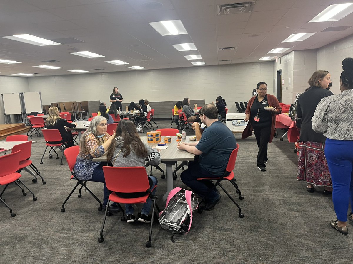 MrsJCantu's tweet photo. Our @langhamcreekhs Lobo staff showed their #lobolove at our first mentor meet of the year! The vibe in the room was indescribable but very special! @KristenNeill4  @jmtz10403 https://t.co/ERcvaWvMW2