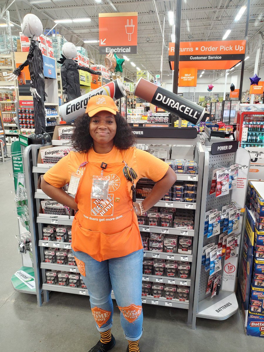 KatrinaTHD1's tweet photo. Head cashier Dleisa looks great representing βHome Depot Spirit dayβ Check out her Home Depot jeans. π§‘π§‘π§‘π§‘#Store347 #Hammond #CAM https://t.co/1M8z3UiOnO