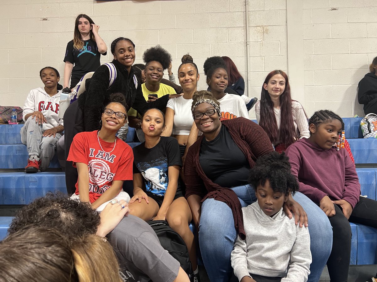 ScschoolsP's tweet photo. Cheer supporting volleyball #SchenectadyPride ⁦@MrsMirandaAD⁩ ⁦@MrDennisGreen⁩ ⁦@SCSchools⁩ https://t.co/ys2smkAfYs