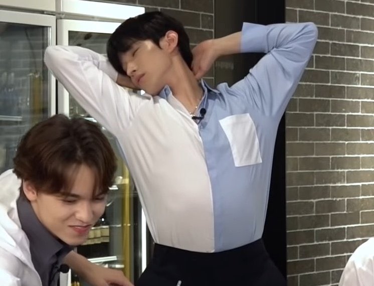 HongrangY's tweet photo. 한결같은 조슈아 자는포즈
그리고 그걸 따라하는 이도겸 https://t.co/ZrvvRaphzT