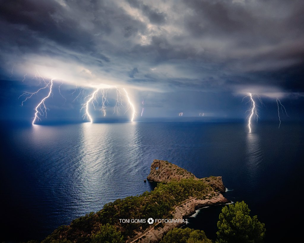 Tempesta elèctrica damunt Sa Foradada, a Deià, Mallorca. <a href="/esa/">European Space Agency</a> <a href="/esa/">European Space Agency</a> <a href="/MeteoIB3/">Méteo IB3</a> <a href="/IB3noticies/">IB3 Notícies</a> <a href="/tiempobrasero/">Tutiempo</a> <a href="/A3Noticias/">Antena 3 Noticias</a> <a href="/objtormentas/">Objetivo Tormenta (David Mancebo)</a> <a href="/UHmallorca/">Ultima Hora Mallorca</a> <a href="/NikonUSA/">NikonUSA</a> <a href="/FloraGonzalez/">Flora González</a> <a href="/laura_madrueno/">Laura Madrueño</a> <a href="/TempsIB3/">El temps IB3</a>  <a href="/rbmeteonews/">El Racó Balear de la Meteorologia</a> <a href="/Meteodemallorca/">Balearsmeteo</a> <a href="/agomezmeteo_tve/">Andrés Gómez</a> <a href="/NatGeoEsp/">National Geographic España</a> <a href="/NatGeoPhotos/">Nat Geo Photography</a> <a href="/NatGeoEspana/">National Geographic</a>