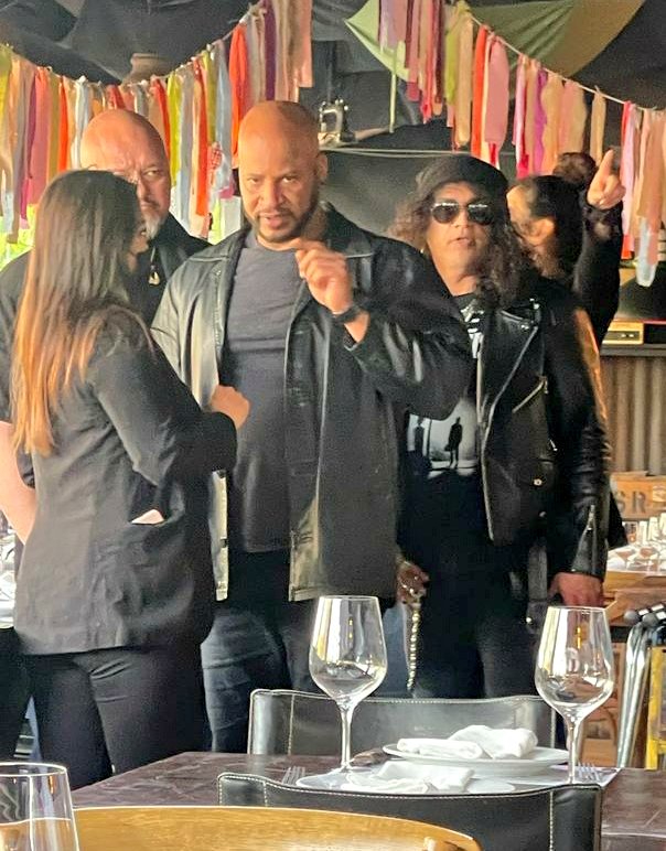 amarcelopm's tweet photo. No me van a creer!! Llego a comer al restaurant La Cabrera y me encuentro a boca de jarro con Slash y sus gorilas.
Además firmó un plato
Que tal!!?? #GunsnrosesChile #Slash 
#RestaurantLaCabrera https://t.co/j5B8KLFGgj